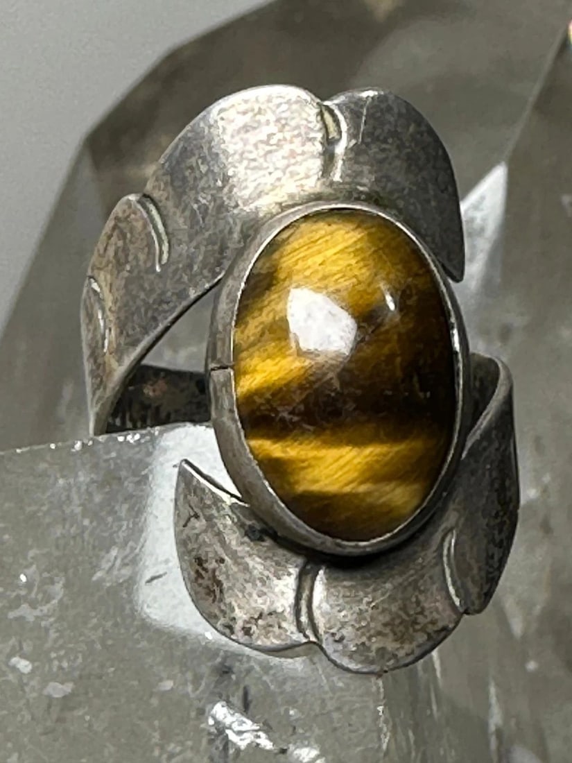 TIGER EYE RING SOUTHWEST SIZE 7.25 STERLING SILVER WOMEN: TIGER EYE RING SOUTHWEST SIZE 7.25 STERLING SILVER WOMEN Tiger Eye ring southwest size 7.25 sterling silver women Size 7.25 Between a size 7.25 and a size 7.50 Weight. 5.8g Length 3/4" Width 5/8" Thin