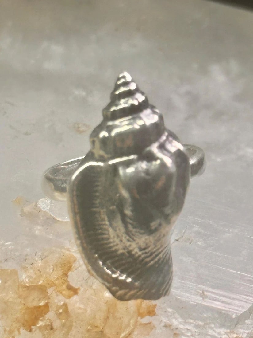 SHELL RING SIGN WASHED ASHORE BAND SNAIL SIZE 8 STERLING SILVER WOMEN: SHELL RING SIGN WASHED ASHORE BAND SNAIL SIZE 8 STERLING SILVER WOMEN Shell ring sign Washed Ashore band snail size 8 sterling silver women Size 8 Weight 9.1g Length 1" Width 1/2" Thinnest part of ban