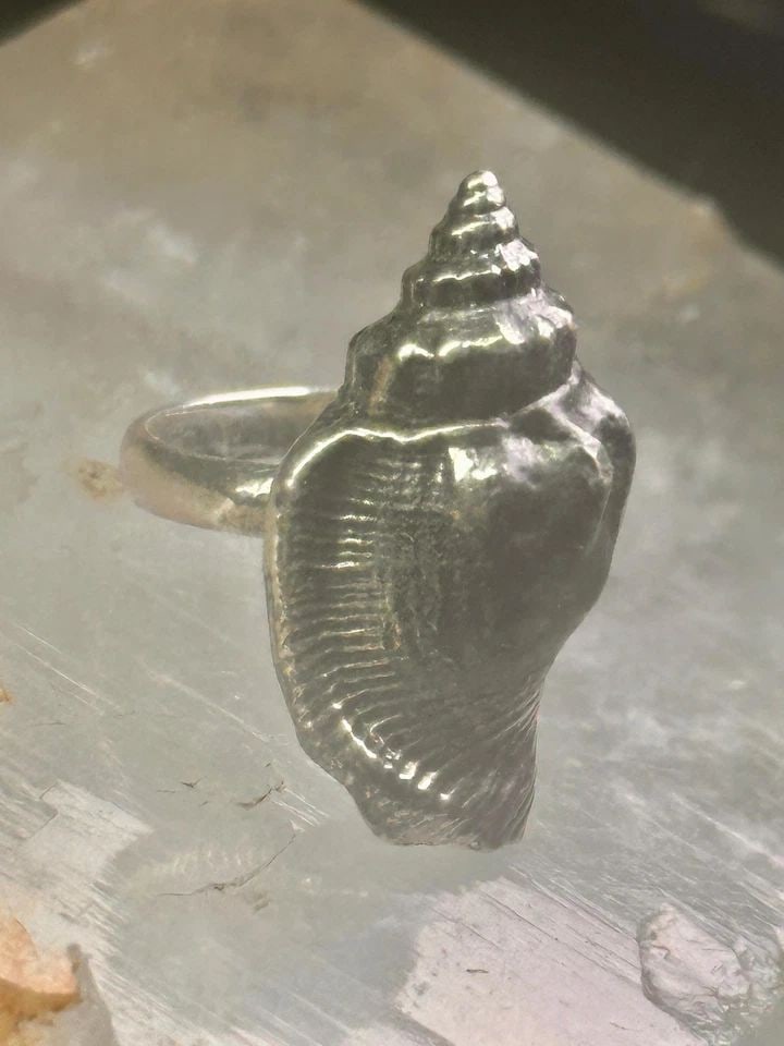 SHELL RING SIGN WASHED ASHORE BAND SNAIL SIZE 7 STERLING SILVER WOMEN A: SHELL RING SIGN WASHED ASHORE BAND SNAIL SIZE 7 STERLING SILVER WOMEN A Shell ring sign Washed Ashore band snail size 7 sterling silver women a Size 7 Weight 9.3g Length 1" Width 1/2" Thinnest part of