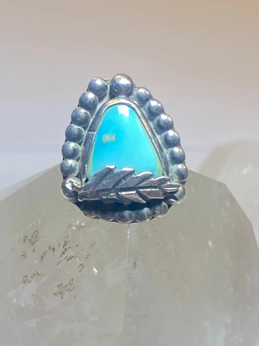 TURQUOISE RING SIZE 6 FEATHER NAVAJO SOUTHWEST STERLING SILVER: TURQUOISE RING SIZE 6 FEATHER NAVAJO SOUTHWEST STERLING SILVER Turquoise ring feather Navajo southwest sterling silver Size 6 Weight 6.6g Length. 7/8" Width 3/4" Thinnest part of band 1/8"
