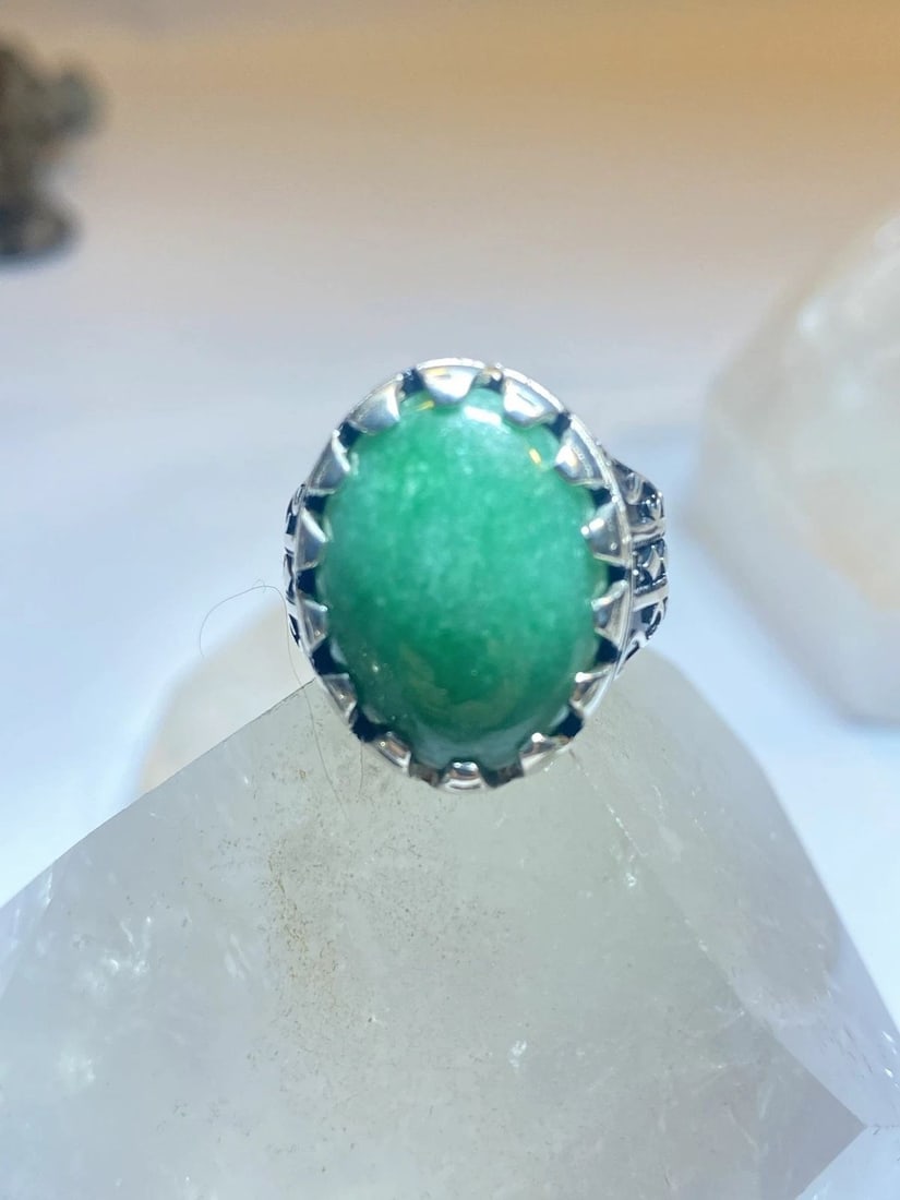GREEN STONE RING SIZE 8.75 STERLING SILVER MEN WOMEN: GREEN STONE RING SIZE 8.75 STERLING SILVER MEN WOMEN Green stone ring sterling silver men women Size 8.75 Weight 6.8g Length 3/4" Width 1/2" Thinnest part of band 1/8"