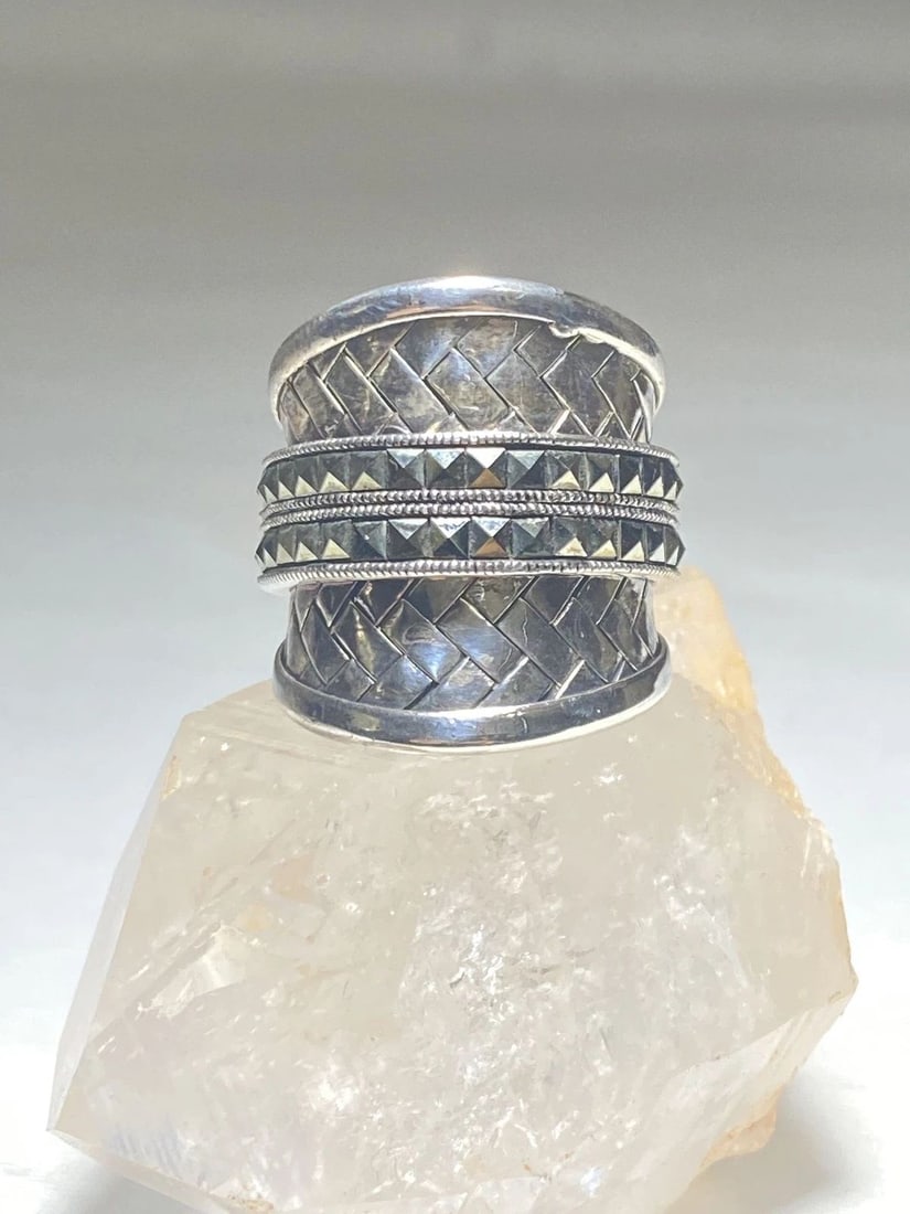 CIGAR BAND SIZE 6.75 WIDE MARCASITES WOVEN RING STERLING SILVER WOMEN GIRLS: CIGAR BAND SIZE 6.75 WIDE MARCASITES WOVEN RING STERLING SILVER WOMEN GIRLS Cigar band wide marcasites woven ring sterling silver women girls Size 6.75 Weight 11.8g Widest part of band 15/16" Thinnest