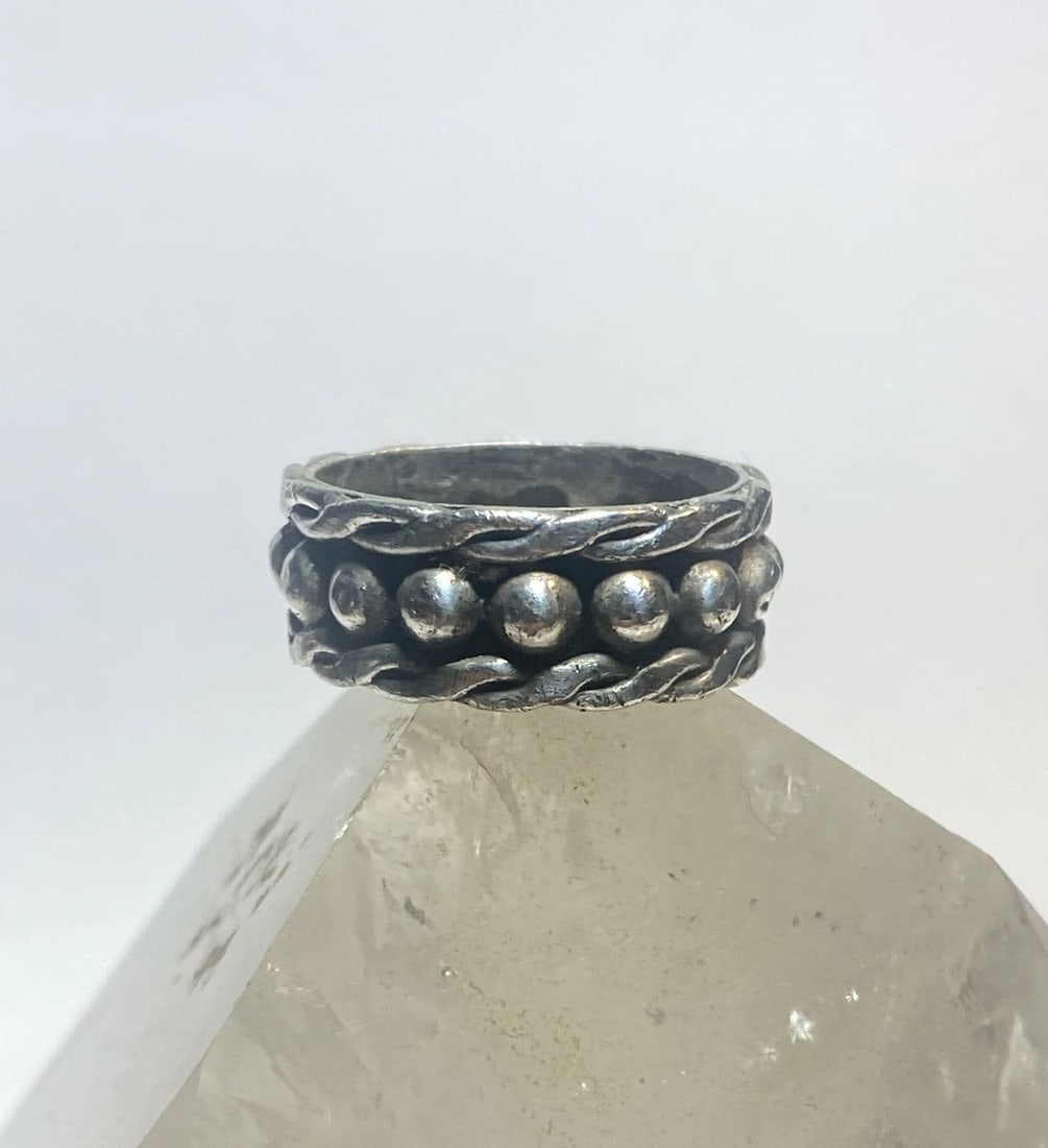 BEAD RING MEXICO STERLING SILVER SOUTHWEST WOMEN MEN: BEAD RING MEXICO STERLING SILVER SOUTHWEST WOMEN MEN Bead ring Mexico sterling silver pinky women men Size 9.25 Between. Size 9.25 and aSize 9.50 Weight. 7g Width 3/8"