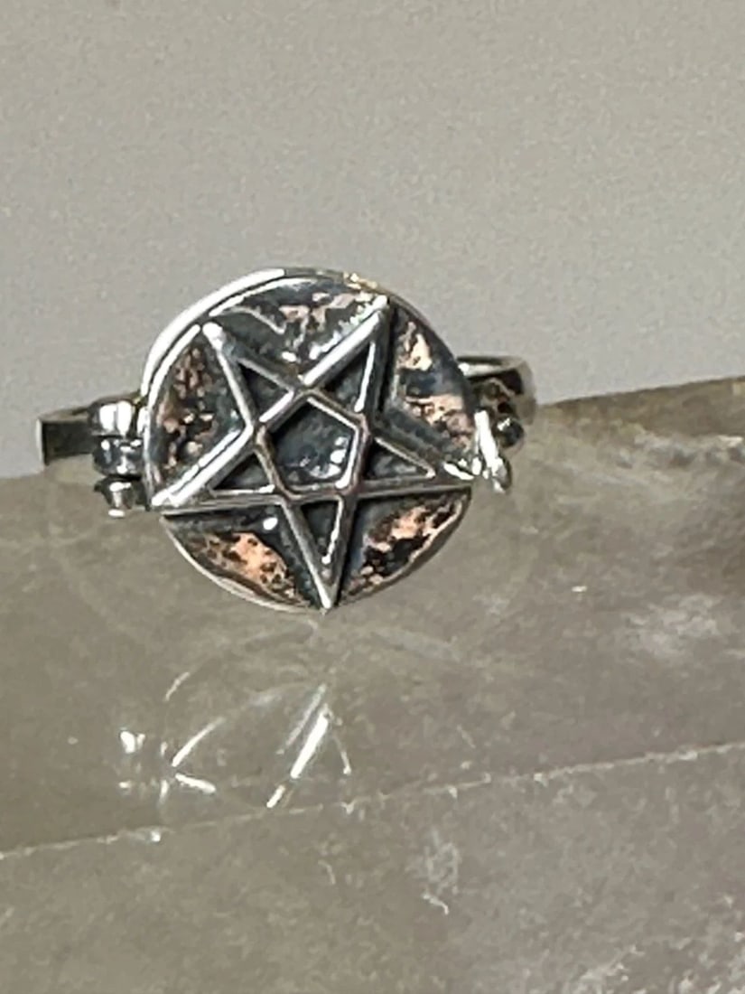 POISON RING SIZE 9 PENTAGRAM STAR STERLING SILVER WOMEN: POISON RING SIZE 9 PENTAGRAM STAR STERLING SILVER WOMEN Poison ring size 9 Pentagram Star sterling silver women I leave the rings unpolished until I sell .. If the buyer wants the ring polished I will