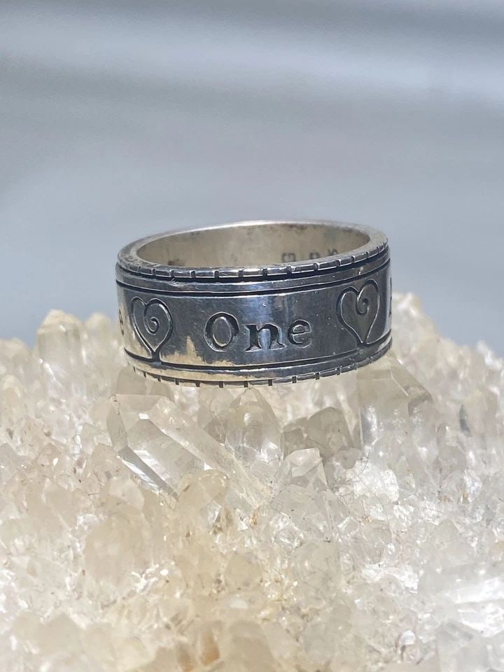 LOVE ONE ANOTHER RING SIZE 7.50 HEART SPINNER BAND STERLING SILVER WOMEN MEN: LOVE ONE ANOTHER RING SIZE 7.50 HEART SPINNER BAND STERLING SILVER WOMEN MEN Love One Another ring size 7.50 heart spinner band sterling silver women men Size 7.50 Between a size 7.50 and a size7.75 W