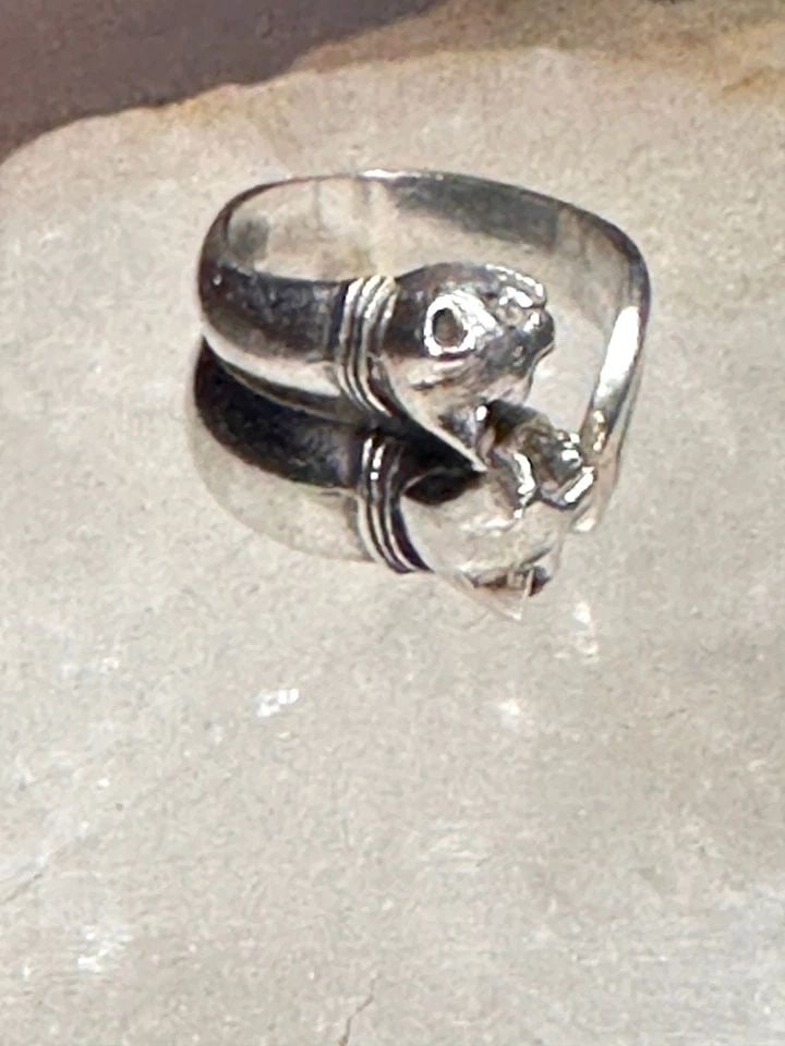 CAT RING SIZE 5.50 CATS KITTEN BAND STERLING SILVER STERLING WOMEN GIRLS: CAT RING SIZE 5.50 CATS KITTEN BAND STERLING SILVER STERLING WOMEN GIRLS Cat ring size 5.50 cats kitten band sterling silver sterling women Size 5.50 adjustable Weight 4.7g Length 7/8" Width 1/2" Thin