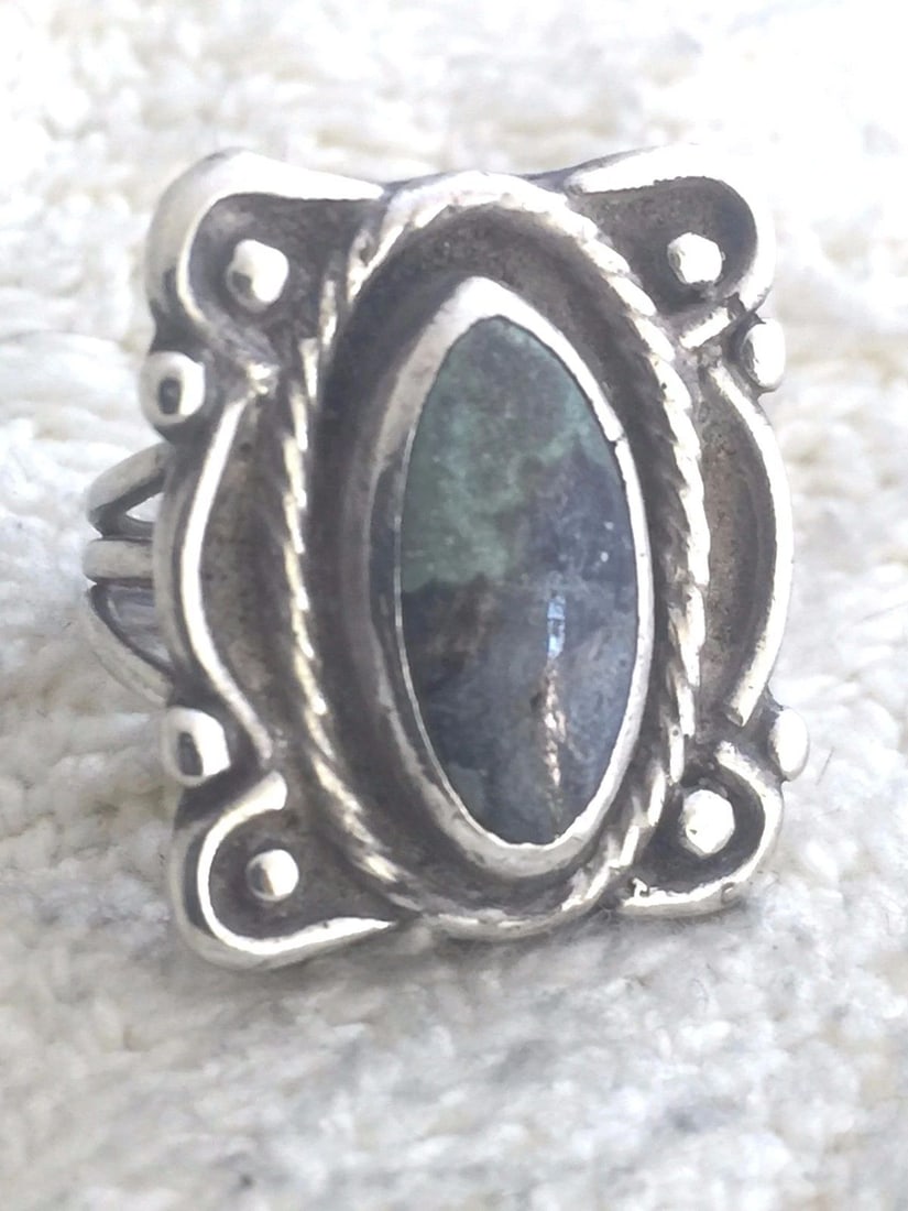 NAVAJO RING TURQUOISE SOUTHWEST RING SIZE 4.5 PINKIE VINTAGE STERLING SILVER: NAVAJO RING TURQUOISE SOUTHWEST RING SIZE 4.5 PINKIE VINTAGE STERLING SILVER Navajo ring Turquoise Southwest Ring Size 4.5 Pinkie Vintage Sterling Silver Size 4.5 Weight 8.3g Length 7/8" Width 3/4"