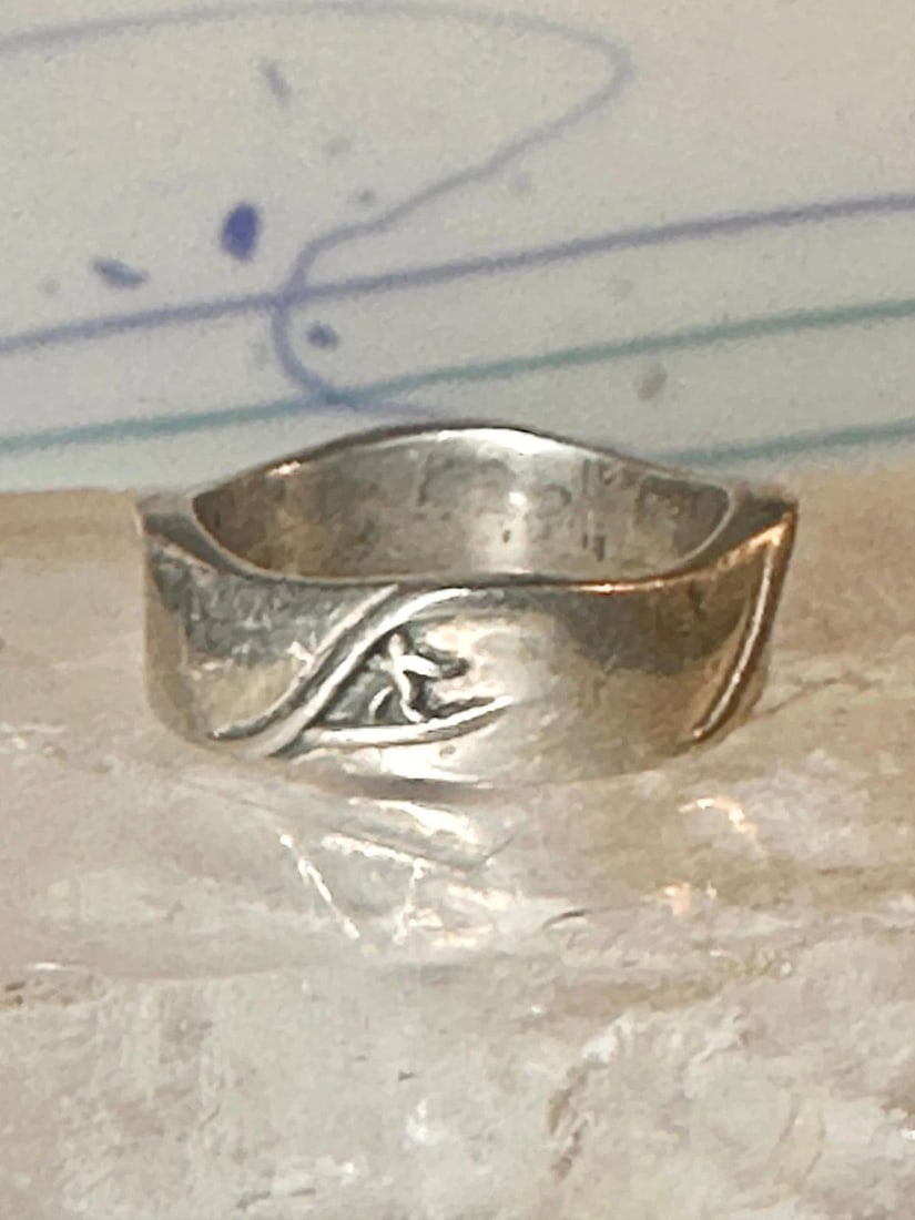 VINTAGE SURFER WAVES RING SIZE 8.75 STERLING SILVER WOMEN GIRLS: VINTAGE SURFER WAVES RING SIZE 8.75 STERLING SILVER WOMEN GIRLS Vintage surfer waves ring size 8.75 sterling silver women girls Surfer is shown over the waves and then under the waves ... Size 8.75 We