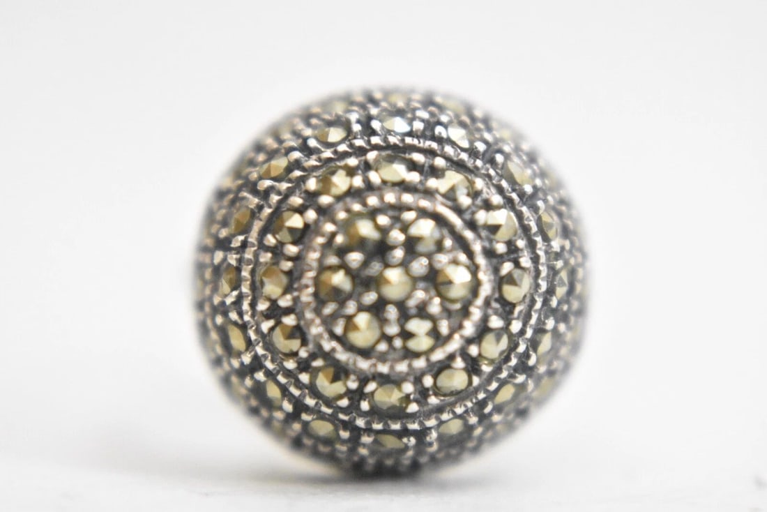 DOME RING ART DECO MARCASITES WOMEN BOHO STERLING SILVER SIZE 5.5: DOME RING ART DECO MARCASITES WOMEN BOHO STERLING SILVER SIZE 5.5 Dome ring Art Deco marcasites women boho sterling silver Size 5.5 Weight 4.5g Widest part of band 5/8" Thinnest part of band 1/8"