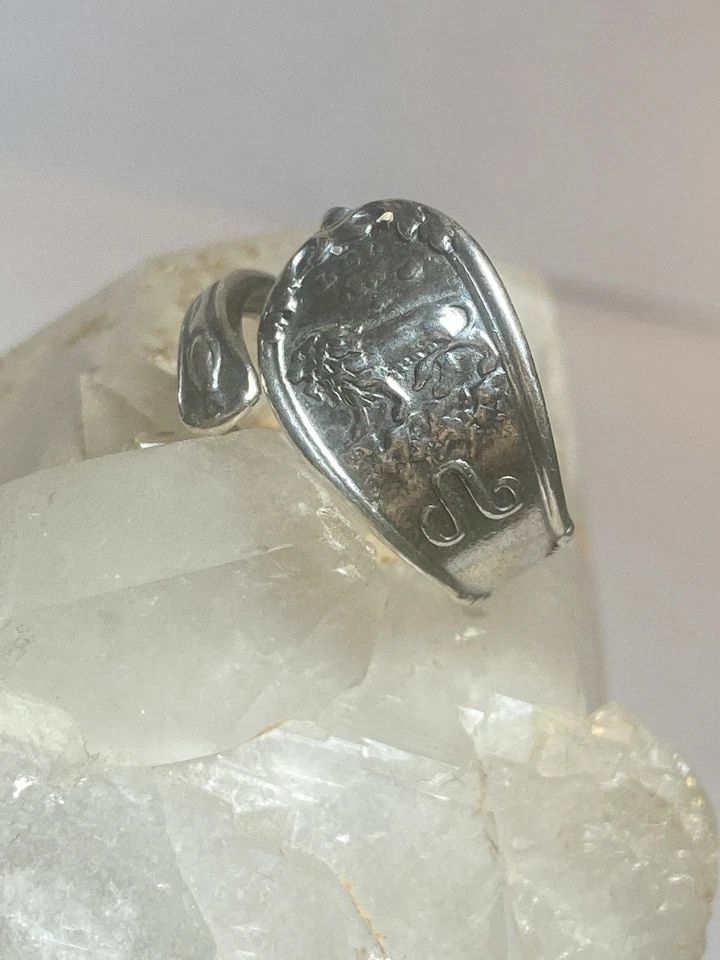 LEO SPOON RING LION JULY ANIMAL ZODIAC BAND STERLING SILVER WOMEN GIRLS: LEO SPOON RING LION JULY ANIMAL ZODIAC BAND STERLING SILVER WOMEN GIRLS Leo spoon ring lion July animal zodiac band sterling silver women girls Size 8.25 adjustable Weight 6.9g Length 3/4" Thinnest ba