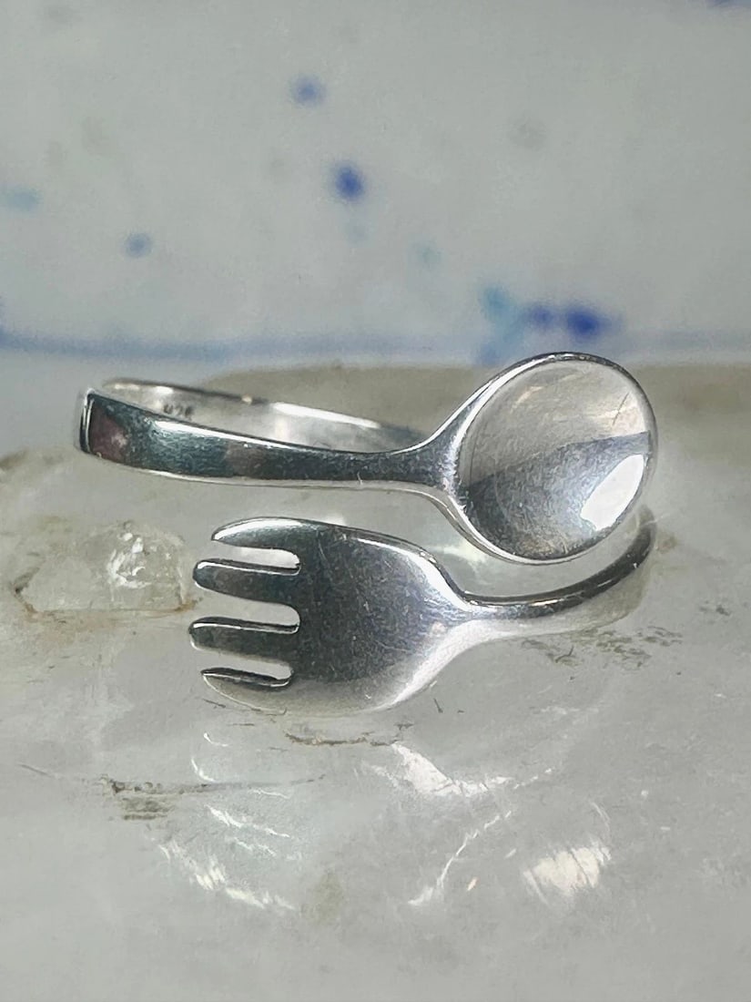 SPOON RING VINTAGE FORK BAND CHEF STERLING SILVER SIZE 7 ADJ WOMEN GIRLS: SPOON RING VINTAGE FORK BAND CHEF STERLING SILVER SIZE 7 ADJ WOMEN GIRLS Spoon ring Vintage fork band sterling silver women girls Size 7 adjustable Weight 1.3g Width. 5/16" Thinnest part of band 1/8"
