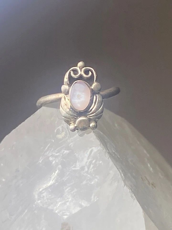 MOTHER OF PEARL RING SOUTHWEST PINKY STERLING SILVER WOMEN GIRL 0: MOTHER OF PEARL RING SOUTHWEST PINKY STERLING SILVER WOMEN GIRL 0 Mother of pearl Ring southwest pinky sterling silver women girl 0 Size 2.50 Weight 1.1g Length 1/2" Width 1/4" Thinnest part 3/32"