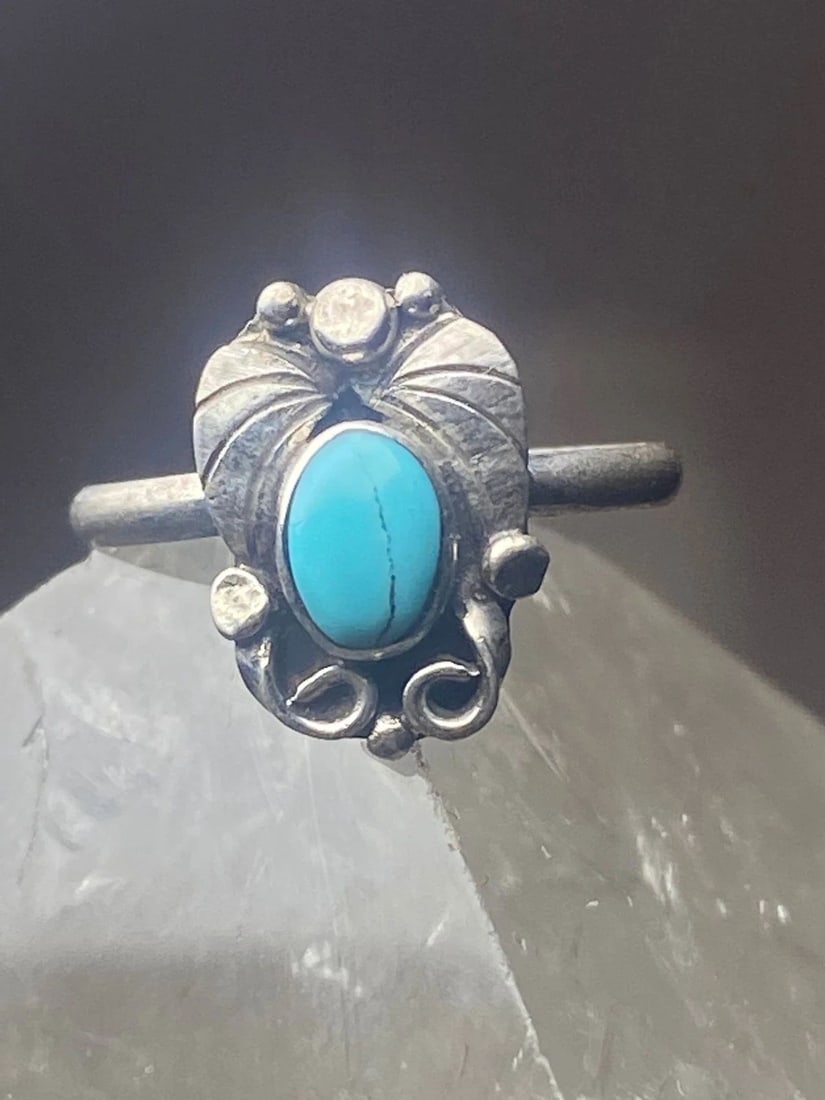 TURQUOISE RING PETITE POINT SOUTHWEST PINKY STERLING SILVER WOMEN GIRL EE: TURQUOISE RING PETITE POINT SOUTHWEST PINKY STERLING SILVER WOMEN GIRL EE Turquoise Ring southwest pinky sterling silver women girl ee Size 1.75 Weight 1.1g Length. 7/16" Width 3/8" Thinnest part 3/8"