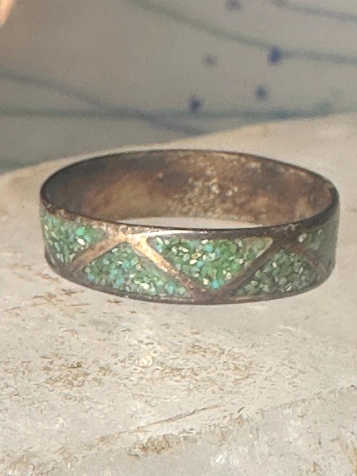 VINTAGE ZUNI WEDDING BAND TURQUOISE CHIPS SIZE 10.75 BAND STERLING SILVER WOMEN: VINTAGE ZUNI WEDDING BAND TURQUOISE CHIPS SIZE 10.75 BAND STERLING SILVER WOMEN Vintage Zuni wedding band turquoise chips size 10.75 band sterling silver women men Size 10.75 Between a size 10.75 and 