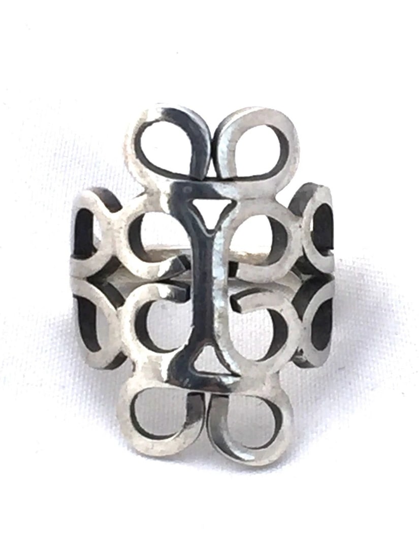 VINTAGE STERLING SILVER RING SIZE 5.5 MEXICO TRIBAL HANDMADE .925: VINTAGE STERLING SILVER RING SIZE 5.5 MEXICO TRIBAL HANDMADE .925 Vintage Sterling Silver Ring Mexico Tribal Size 5.5 Weight 5.8g Widest Part of Band 1" Thinnest Part of Ban