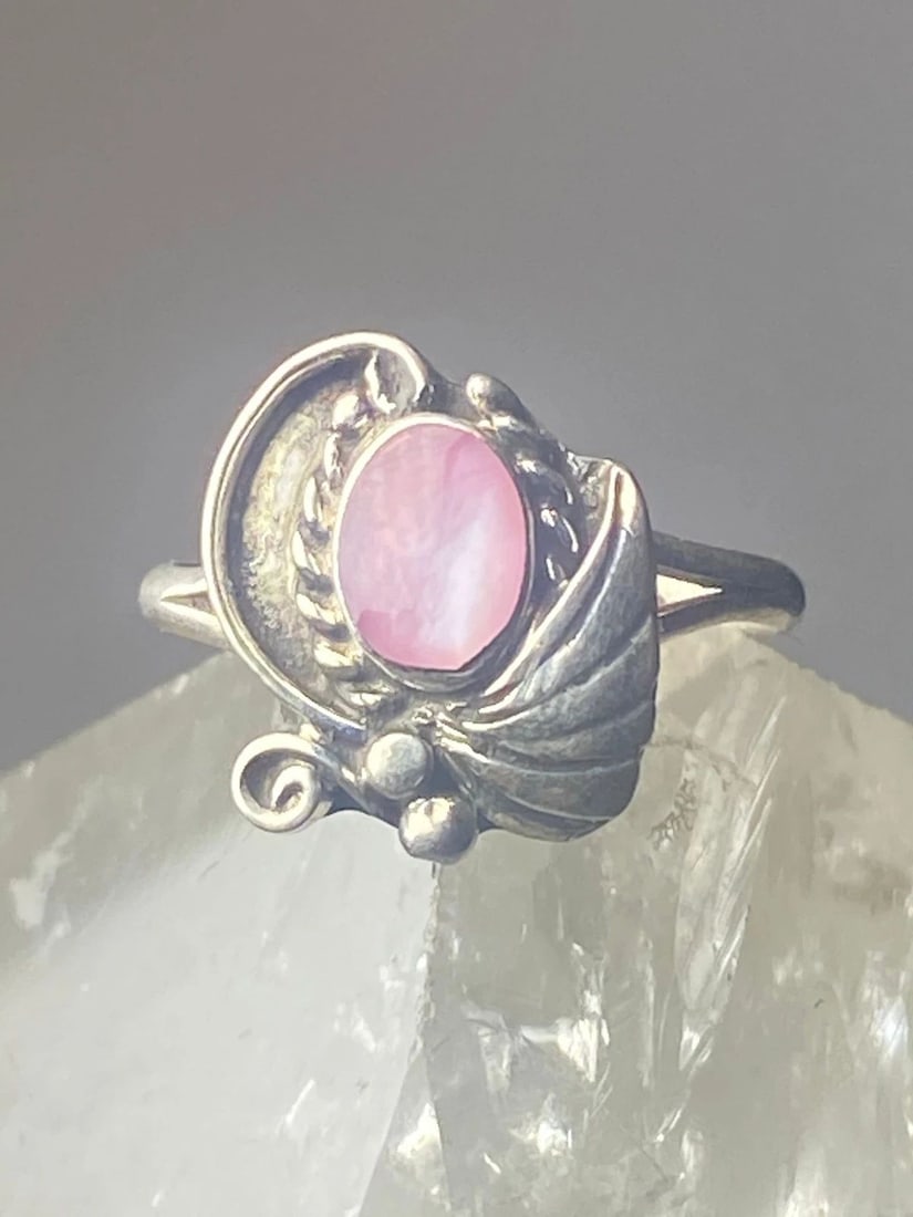 MOTHER OF PEARL RING LEAF SOUTHWEST PINKY STERLING SILVER WOMEN GIRL K: MOTHER OF PEARL RING LEAF SOUTHWEST PINKY STERLING SILVER WOMEN GIRL K Mother of pearl Ring leaf southwest pinky sterling silver women girl k Size 1 Weight 1.2g Length 1/2" Width 3/8" Thinnest part 3/