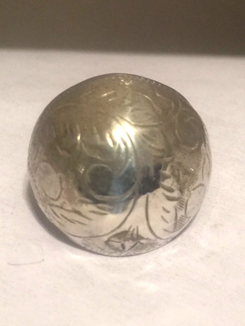 VINTAGE STERLING SILVER BUBBLE DOME SIAM ETCHED RING SIZE 6 4.4G: VINTAGE STERLING SILVER BUBBLE DOME SIAM ETCHED RING SIZE 6 4.4G Vintage Sterling Silver Bubble Dome Siam Etched Ring Size 6 4.4g As Is Has a slight flattening on the dome not very noticeable Size 6 W
