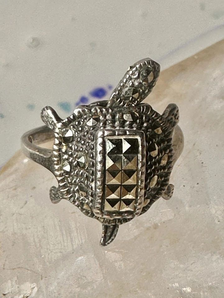 VINTAGE TURTLE RING MOVING HEAD BAND MARCASITES SIZE 7.75 STERLING SILVER WOMEN: VINTAGE TURTLE RING MOVING HEAD BAND MARCASITES SIZE 7.75 STERLING SILVER WOMEN Vintage Turtle ring moving head band marcasites size 7.75 sterling silver women girls Size 7.75 Weight 4.5g Length 7/8" 