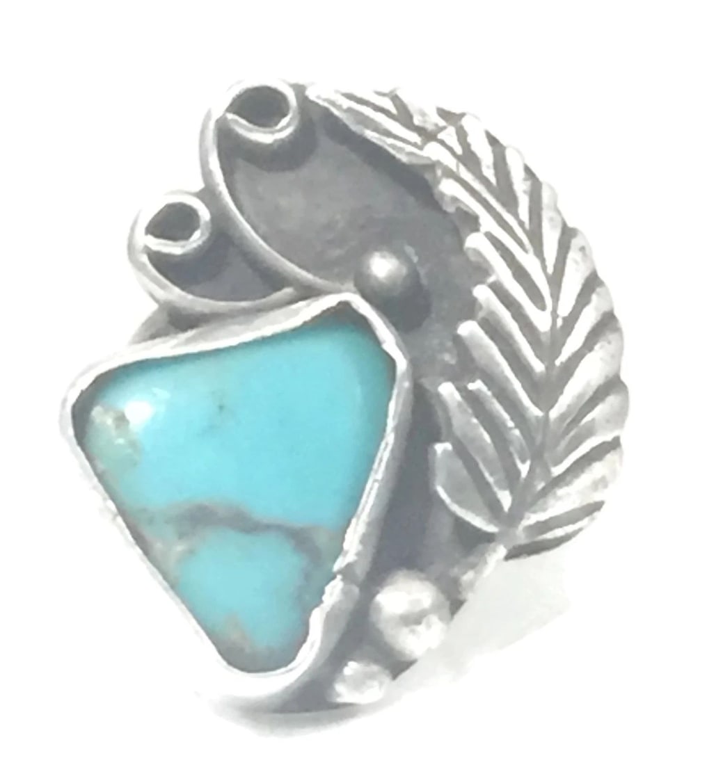 TURQUOISE RING STERLING SILVER PINKY BAND SIZE 5.25 SOUTHWEST TRIBAL WOMEN GIRLS: TURQUOISE RING STERLING SILVER PINKY BAND SIZE 5.25 SOUTHWEST TRIBAL WOMEN GIRLS Turquoise Ring Vintage Southwest Sterling Silver Ring The Stone is Recessed into the Setting .. No Structural Issues Si