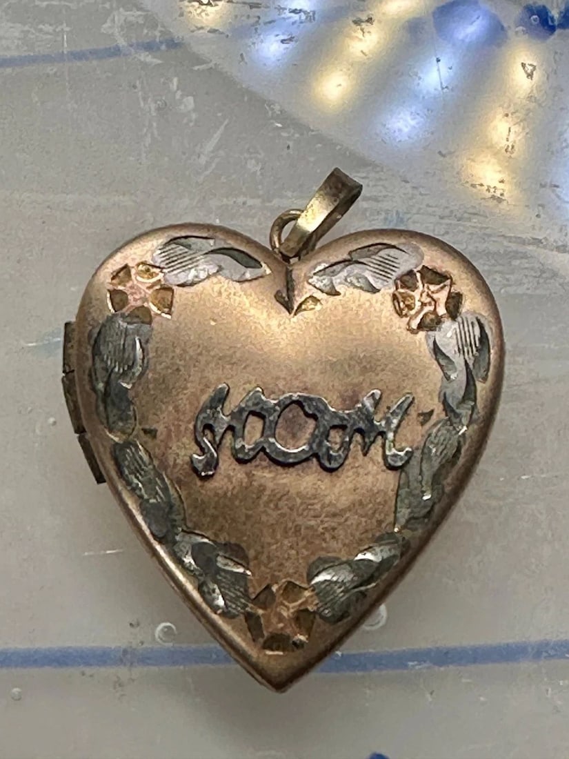 INTAGE FLORAL MOM PHOTO HEART LOVE VALENTINE LOCKET FLOWER PENDANT 1/20 14KGF: INTAGE FLORAL MOM PHOTO HEART LOVE VALENTINE LOCKET FLOWER PENDANT 1/20 14KGF Vintage Floral MOM Photo Heart Love Valentine Locket flower Pendant 1/20 14KGF NOT NEW Length.1 " with bail Length without