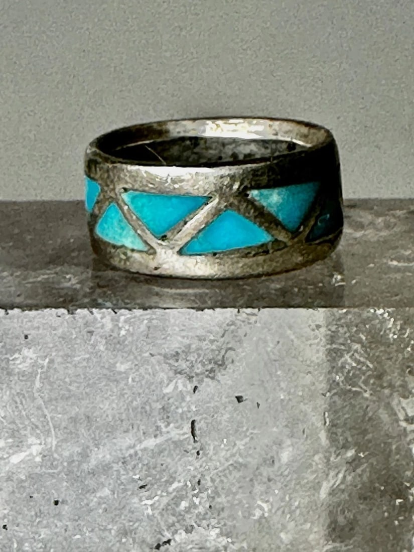 TURQUOISE RING SIZE 4.25 ZUNI BAND WEDDING STERLING SILVER WOMEN: TURQUOISE RING SIZE 4.25 ZUNI BAND WEDDING STERLING SILVER WOMEN Turquoise ring size 4.25 Zuni band wedding sterling silver women Size 4.25 Weight. 6.5g Width 5/16"