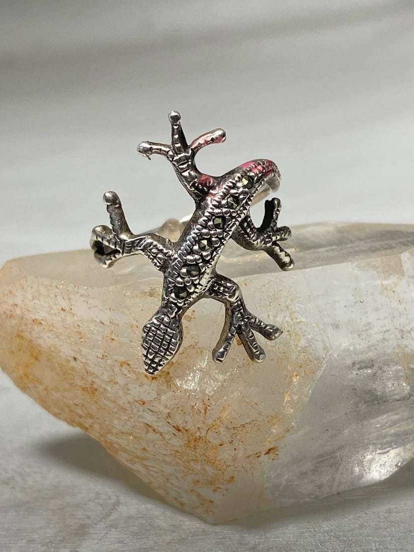 LIZARD RING MARCASITES BAND STERLING SILVER WOMEN GIRLS: LIZARD RING MARCASITES BAND STERLING SILVER WOMEN GIRLS Lizard ring marcasites band sterling silver women girls AS IS - Some type of paint pinkish color on an area of the ring - See Photos Size 8 Weig