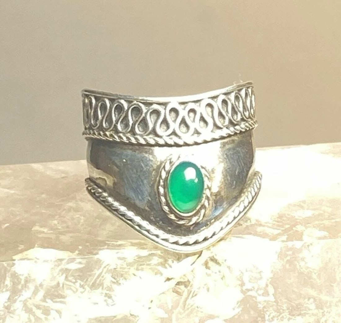 CIGAR BAND SIZE 8.25 GREEN STONE WIDE RING STERLING SILVER RING WOMEN GIRLS: CIGAR BAND SIZE 8.25 GREEN STONE WIDE RING STERLING SILVER RING WOMEN GIRLS Cigar band green stone wide ring sterling silver ring women girls Size 8.25 Between a size 8.25 and a size 8.50 Weight 4.6g 