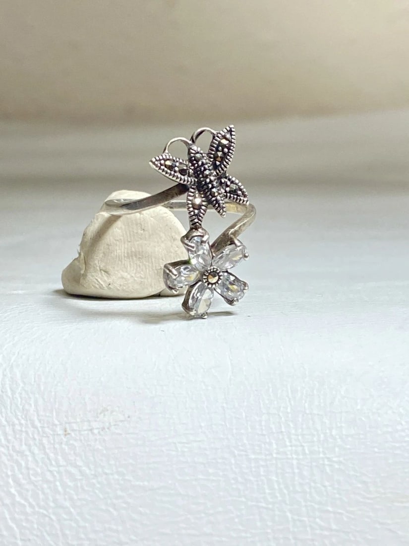 BUTTERFLY RING SIZE 7.75 FLOWER MARCASITES BAND STERLING SILVER WOMEN: BUTTERFLY RING SIZE 7.75 FLOWER MARCASITES BAND STERLING SILVER WOMEN Butterfly ring flower marcasites band sterling silver women Size 7.75 Weight 10g Length of band 1" Width of ring 1/2" Thinnest par