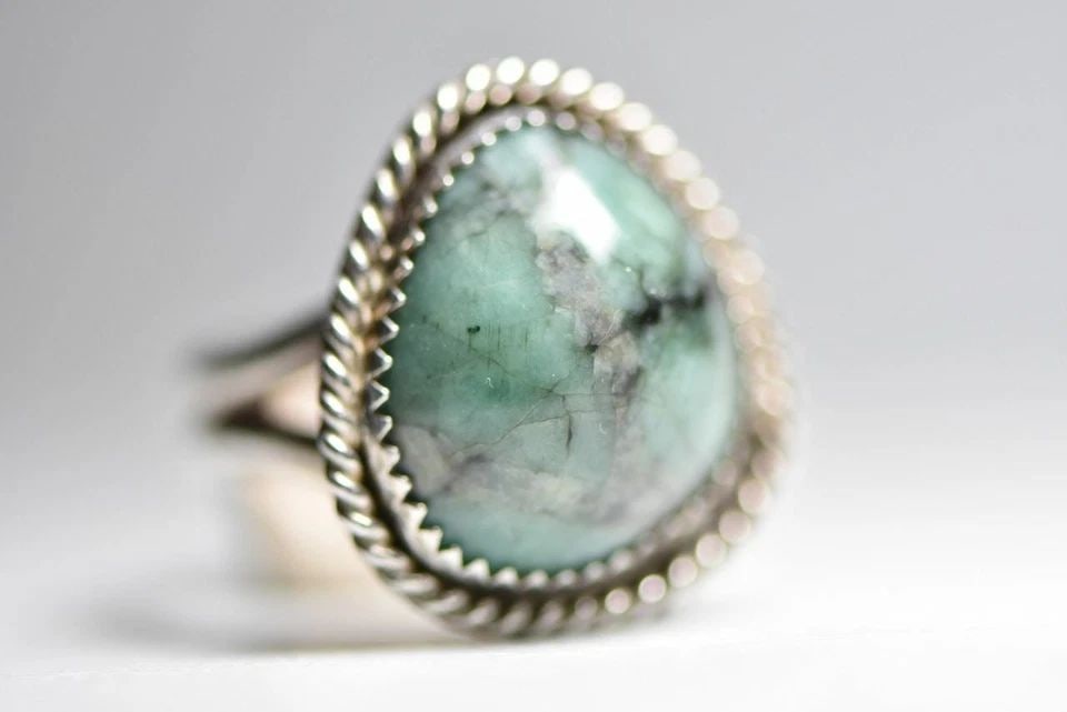 NAVAJO RING SOUTHWEST BOHO STERLING SILVER WOMEN SIZE 8: NAVAJO RING SOUTHWEST BOHO STERLING SILVER WOMEN SIZE 8 Navajo ring Turquoise southwest sterling silver women Size 8 Weight 9.7g Widest part of the ring 7/8" Thinnest part of the band 3/16"
