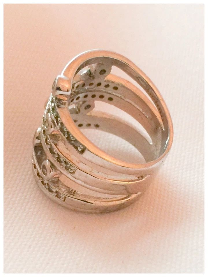 VINTAGE COCKTAIL WIDE STERLING SILVER CZ'S RING BAND SIZE 5.5: VINTAGE COCKTAIL WIDE STERLING SILVER CZ'S RING BAND SIZE 5.5 Vintage Sterling Silver CZ's Ring Band Size 5.5 Width of band 25/32" Narrowest part of Band 13/32" Weight 8.5g Free First Class shipping a