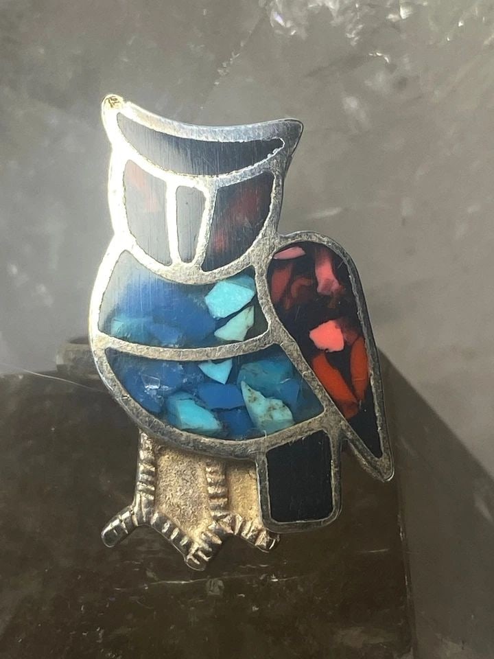 OWL RING SIZE 4 TURQUOISE CHIPS CORAL SOUTHWEST STERLING SILVER WOMEN GIRLS: OWL RING SIZE 4 TURQUOISE CHIPS CORAL SOUTHWEST STERLING SILVER WOMEN GIRLS Owl ring turquoise chips coral southwest sterling silver women girls Size 4 Weight 4.3g Length 1" Width 5/8" Thinnest part o