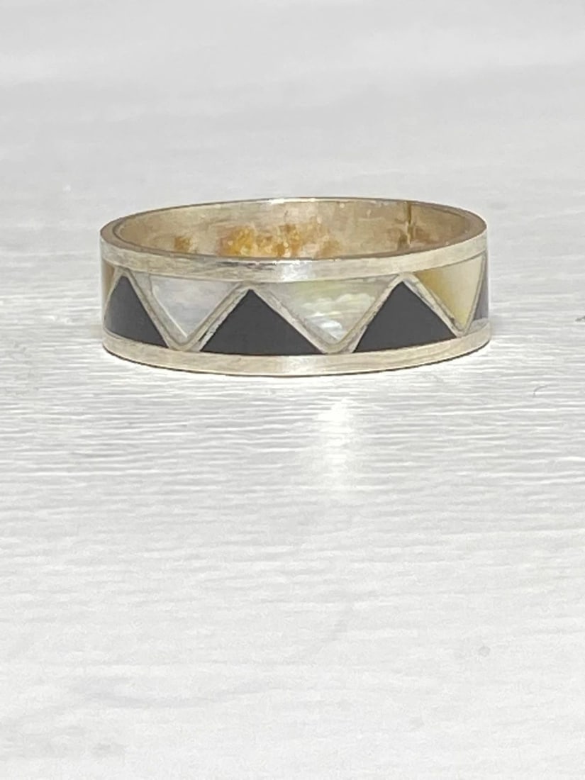 ONYX RING MOP MOTHER OF PEARL SOUTHWEST BAND STERLING SILVER BAND WOMEN GIRLS: ONYX RING MOP MOTHER OF PEARL SOUTHWEST BAND STERLING SILVER BAND WOMEN GIRLS Onyx ring MOP mother of pearl southwest band sterling silver band women girls Size 7.50 Weight 2.2g Band Width 3/16" Rings