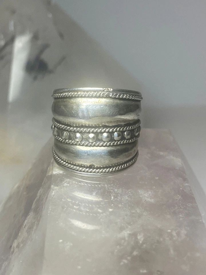 CIGAR BAND ROPE DESIGN RING STERLING SILVER WOMEN GIRLS: CIGAR BAND ROPE DESIGN RING STERLING SILVER WOMEN GIRLS Cigar band rope design ring sterling silver women girls Size 8.25 Between a size 8.25 and a size 8.50 Weight 4.8g Widest part 3/4" Thinnest part
