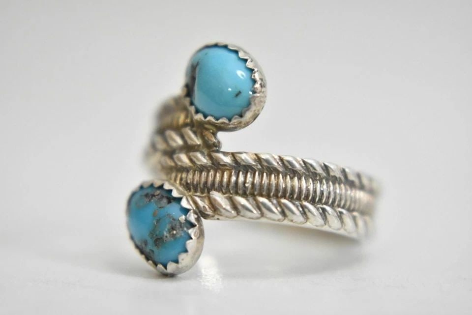 TURQUOISE BYPASS RING SOUTHWEST BAND STERLING SILVER WOMEN SIZE 7.25: TURQUOISE BYPASS RING SOUTHWEST BAND STERLING SILVER WOMEN SIZE 7.25 Turquoise bypass ring southwest band sterling silver women Size 7.25 Between a size 7.25 and a size 7.50 Not adjustable Weight 3.9g