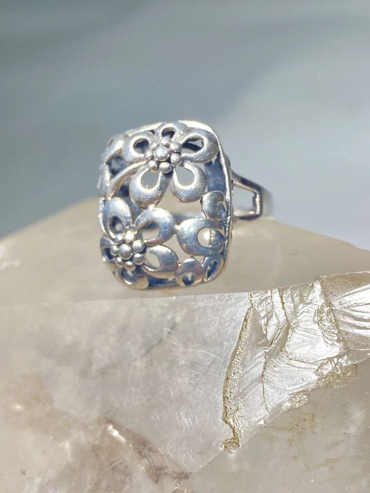 FLORAL RING SIZE 6 FLOWERS BAND STERLING SILVER WOMEN GIRLS: FLORAL RING SIZE 6 FLOWERS BAND STERLING SILVER WOMEN GIRLS Floral ring flowers band sterling silver women girls Size 6 Weight 4g Length. 3/4" Width 5/8" Thinnest part of band 3/32"