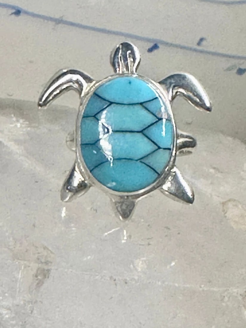 SEA TURTLE RING TURQUOISE SIZE 8 STERLING SILVER WOMEN GIRLS: SEA TURTLE RING TURQUOISE SIZE 8 STERLING SILVER WOMEN GIRLS Sea Turtle ring Turquoise size 8 sterling silver women girls Size 8 Weight 6.2g Length 1" Width 7/8" Thinnest part of band in back 1/8"