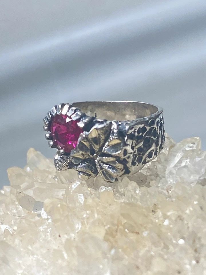 FLOWER RING SIZE 4.75 FLORAL COCKTAIL PINKY BAND SILVER WOMEN GIRLS: FLOWER RING SIZE 4.75 FLORAL COCKTAIL PINKY BAND SILVER WOMEN GIRLS Flower ring floral cocktail pinky band silver women girls Size 4.75 Between a size 4.75 and a size 5 Weight. 7.8g Widest part of ban