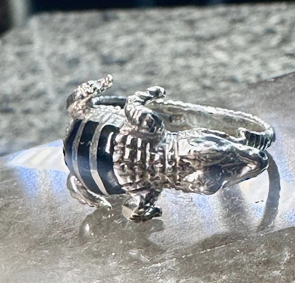 LIZARD RING ONYX REPTILE GECKO IGUANA BAND SIZE 9 STERLING SILVER WOMEN MEN: LIZARD RING ONYX REPTILE GECKO IGUANA BAND SIZE 9 STERLING SILVER WOMEN MEN Lizard ring reptile gecko iguana band size 9 Sterling silver women men Size 9 Weight. 5.9g Width 1/2" Thinnest part of band 