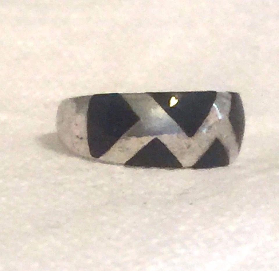 VINTAGE STERLING SILVER ONYX BAND RING SIZE 5.50 4.3G PINKY: VINTAGE STERLING SILVER ONYX BAND RING SIZE 5.50 4.3G PINKY Vintage Sterling Silver Onyx Band Ring Pinky or Small Adult Size 5.5 0 Weight 4.3g Widest Part of Band 11/32" Thinnest Part of Band 1/8" Fre