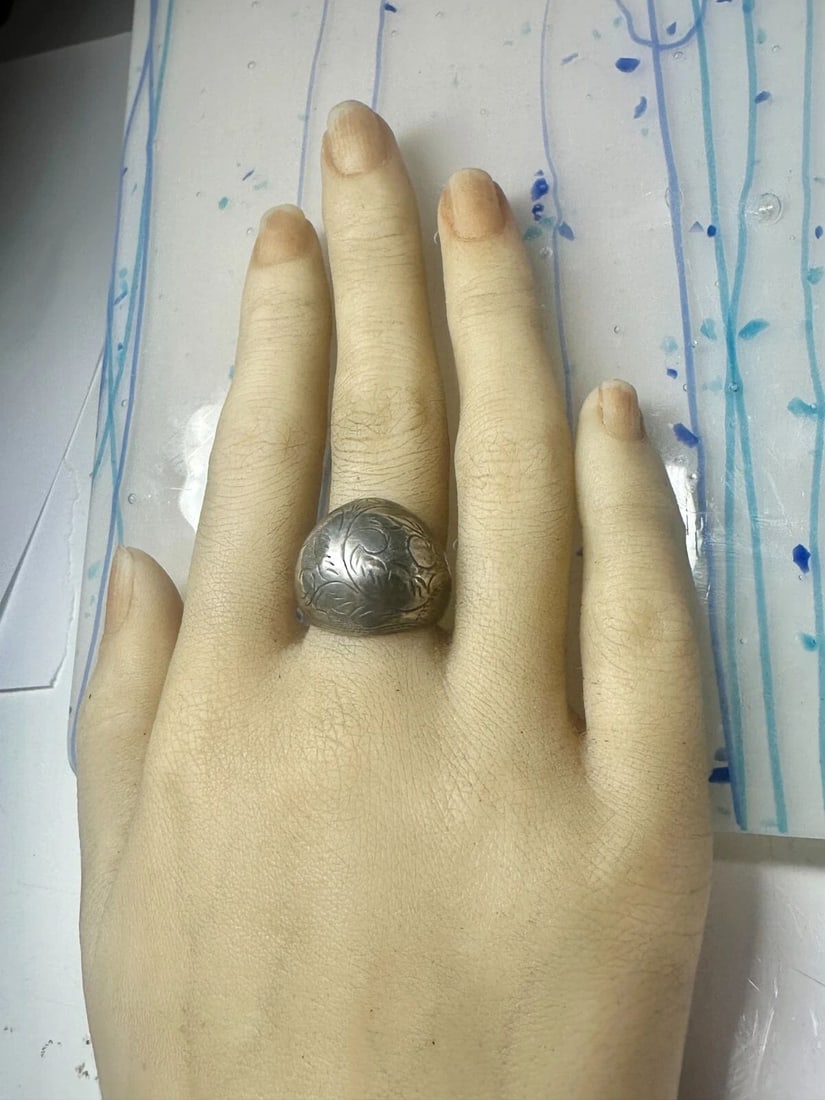 SIAM BUBBLE DOME RING SIZE 5.75 VINTAGE STERLING SILVER: SIAM BUBBLE DOME RING SIZE 5.75 VINTAGE STERLING SILVER Siam Bubble Dome Ring Size 5.75 Vintage Sterling Silver AS IS Photo 1 & 2 will show a small hard to see dent on the side of the ring Size 5.75 W