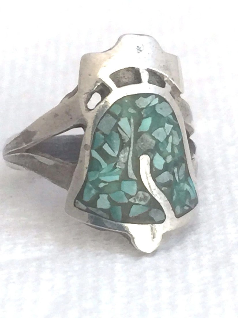 VINTAGE STERLING SILVER SOUTHWEST RING TURQUOISE CHIP LIBERTY BELL SIZE 5.75: VINTAGE STERLING SILVER SOUTHWEST RING TURQUOISE CHIP LIBERTY BELL SIZE 5.75 Vintage Sterling Silver Southwest Ring Turquoise Chip Liberty Bell Size 5.75 Size 5.75 Weight 4.7g Width 1/2" Length