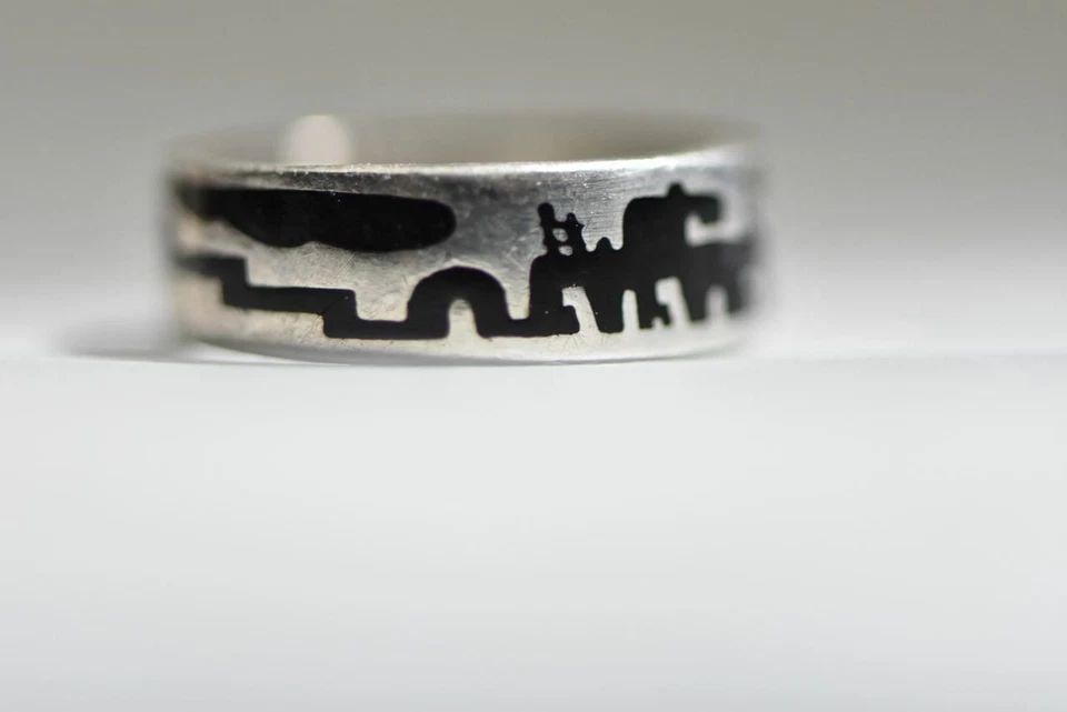 CLIFF DWELLERS RING SIZE 5.75 PUEBLO BAND SUN MOUNTAINS STERLING SILVER WOMEN G: CLIFF DWELLERS RING SIZE 5.75 PUEBLO BAND SUN MOUNTAINS STERLING SILVER WOMEN G Cliff dwellers Ring Pueblo Band Sun Mountains sterling silver women girls Size 5.75 Band Width 1/4" Weight 4g