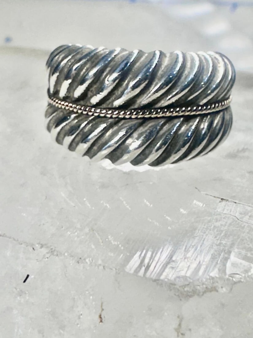FLUTED RING ABSTRACT SOLID BAND SIZE 5 STERLING SILVER WOMEN PINKY: FLUTED RING ABSTRACT SOLID BAND SIZE 5 STERLING SILVER WOMEN PINKY Fluted ring chunky cigar solid band Size 5 sterling silver women pinky Size 5 Weight. 7.5g Width 1/2" Band in Back 1/4"
