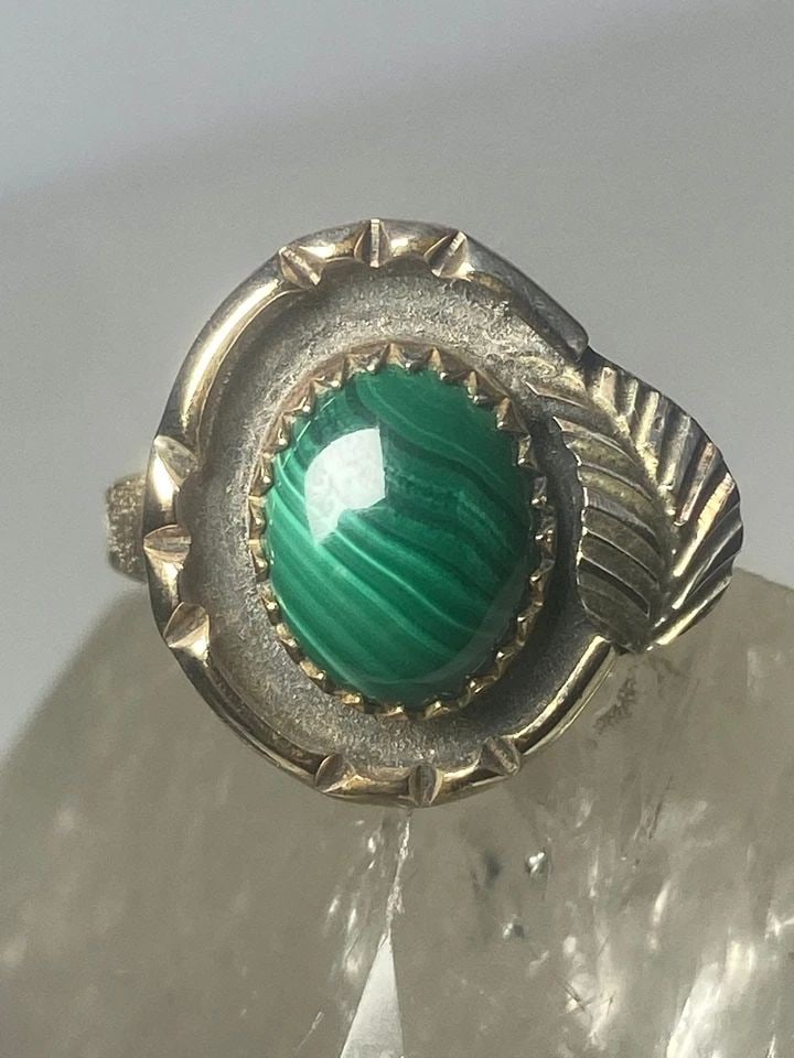 MALACHITE RING NAVAJO SOUTHWEST PINKY WOMEN GIRLS: MALACHITE RING NAVAJO SOUTHWEST PINKY WOMEN GIRLS Malachite ring southwest pinky women girls Size 6 Weight 3.4g Length 5/8" Width 5/8" Thinnest part of band. 1/8"