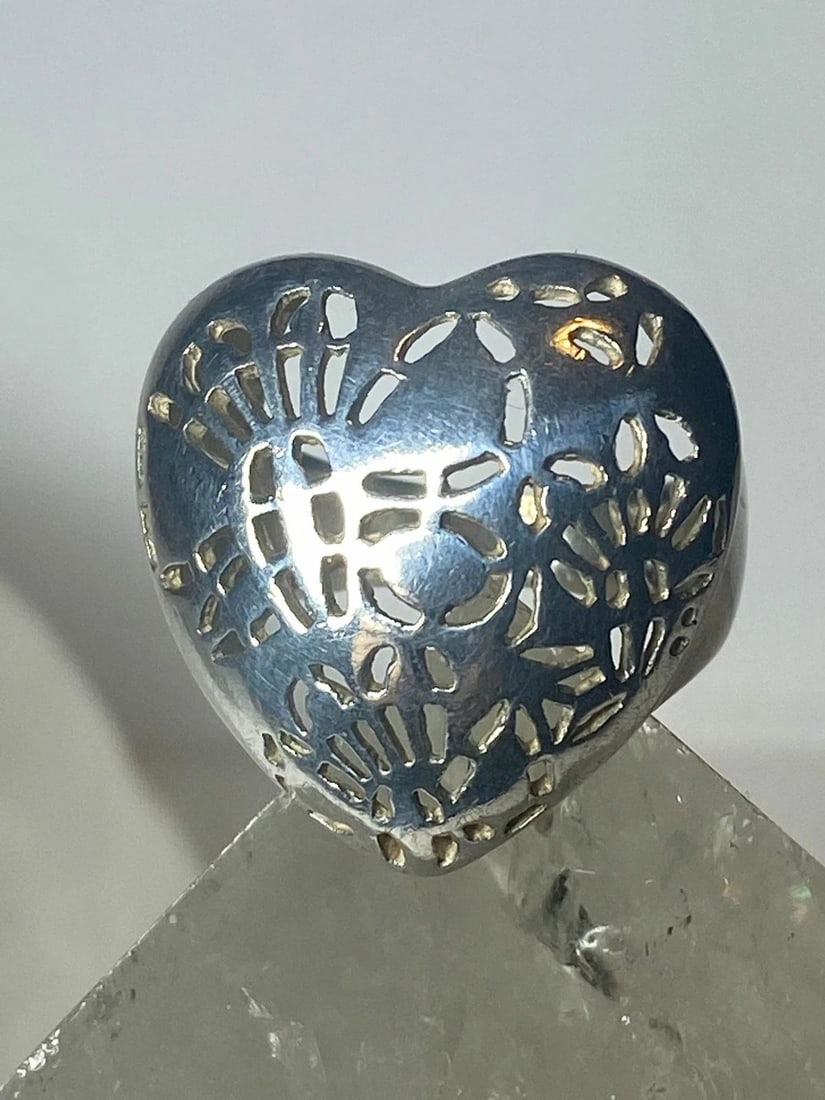 HEART RING CIGAR BAND LOVE VALENTINE STERLING SILVER WOMEN SIZE 6.25: HEART RING CIGAR BAND LOVE VALENTINE STERLING SILVER WOMEN SIZE 6.25 Heart ring cigar band love valentine sterling silver women Size 6.25 Weight 6.2g Widest part of band 1" Thinnest part of band 3/16"