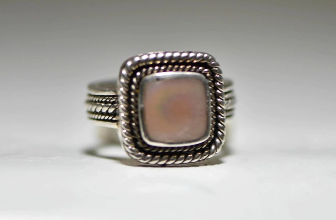MOP RING MOTHER OF PEARL SOUTHWEST WOMEN STERLING SILVER SIZE 8: MOP RING MOTHER OF PEARL SOUTHWEST WOMEN STERLING SILVER SIZE 8 MOP ring mother of pearl southwest women sterling silver Size 8 weight 9g Widest part of band 5/8" Thinnest part of band 1/4" Delivered 