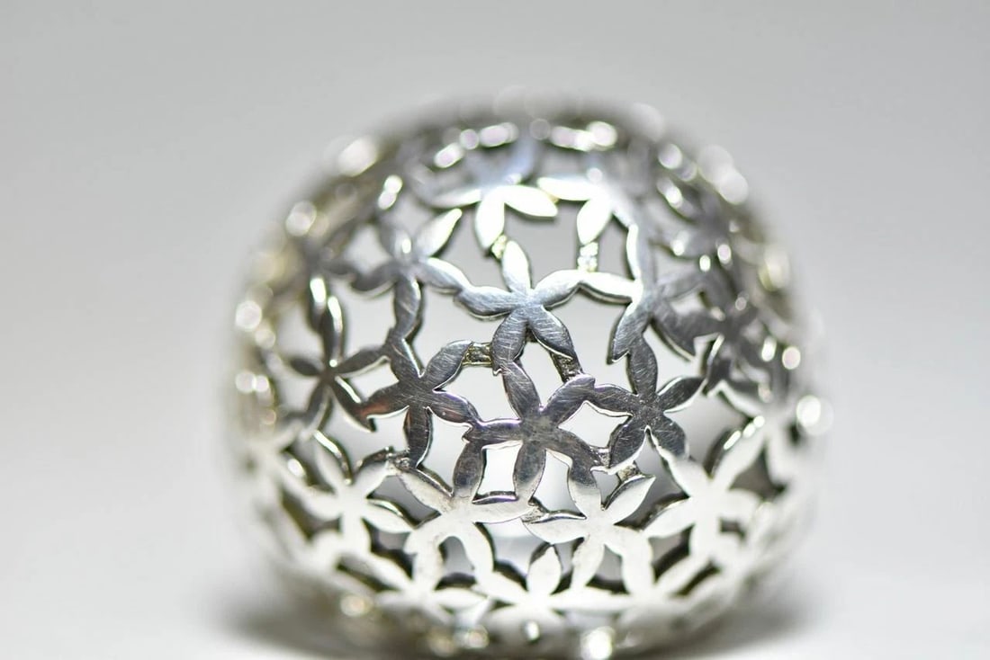 DOME RING STARS FLOWERS OR STARFISH STERLING SILVER WOMEN SIZE 9: DOME RING STARS FLOWERS OR STARFISH STERLING SILVER WOMEN SIZE 9 Dome ring stars, flowers or starfish sterling silver women Size 9 Weight 10.7g Widest Part of the band 1" Thinnest Part of the band 5/3
