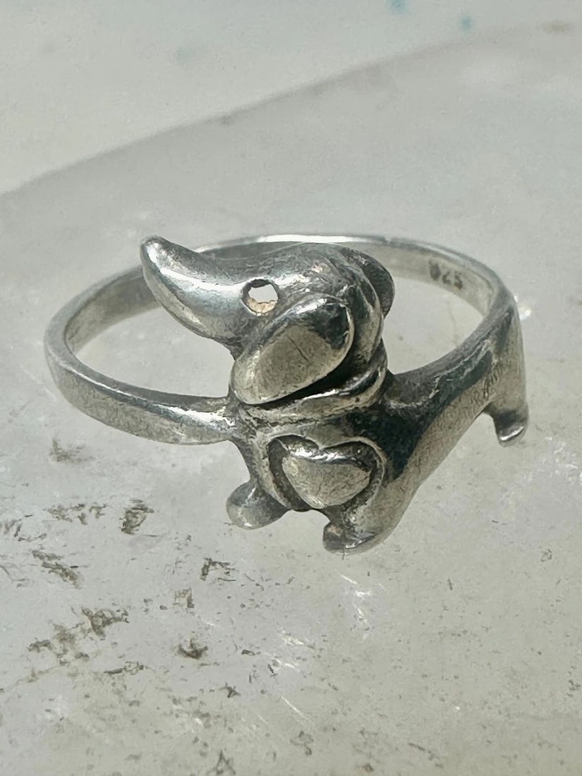 MINI DACHSHUND RING DOG BAND HEART LOVE SIZE 7.75 STERLING SILVER WOMEN GIRLS: MINI DACHSHUND RING DOG BAND HEART LOVE SIZE 7.75 STERLING SILVER WOMEN GIRLS Mini Dachshund ring dog band heart love size 7.75 sterling silver women girls Size 7.75 Weight 2.2g Width 1/2" Band in Bac