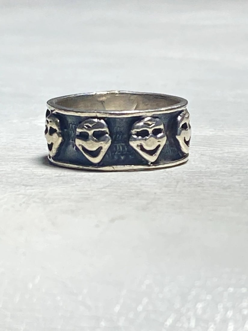 ALIEN RING FACE BAND STERLING SILVER WOMEN MEN GIRLS BOYS: ALIEN RING FACE BAND STERLING SILVER WOMEN MEN GIRLS BOYS Alien ring face band sterling silver women men girls boys Size 6.75 Weight 12.5g Widest part of band 5/8" Thinnest part of band. 3/8"