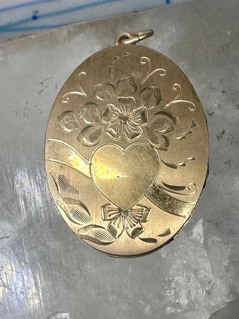 LARGE OVAL PHOTO LOCKET VALENTINE WITH HEART AND FLORAL DESIGN: LARGE OVAL PHOTO LOCKET VALENTINE WITH HEART AND FLORAL DESIGN Vintage Large Oval Photo Locket Valentine with Heart and Floral Design NOT NEW Not sure on the metal cant see signature Length. 1 1/2" Wi